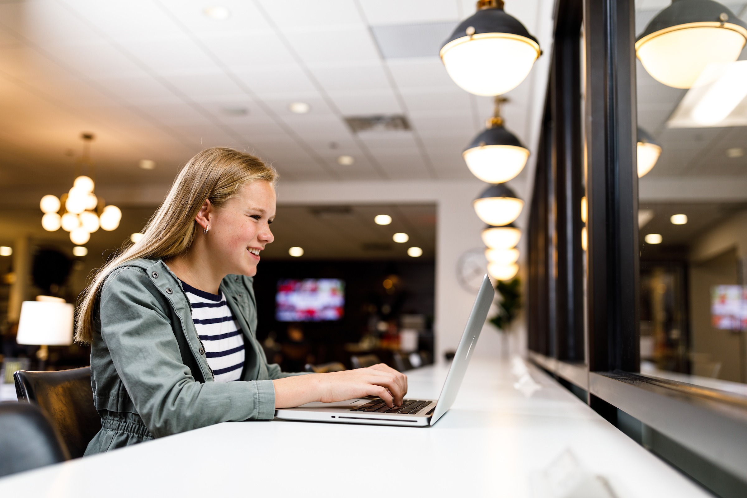 LUOA student on laptop working on dual enrollment course